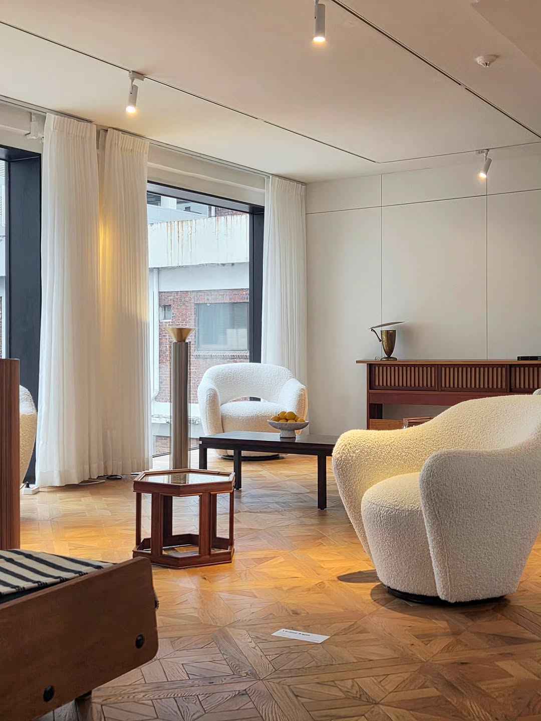 앤더슨씨 〈333 Chairs〉 - 이미지 5